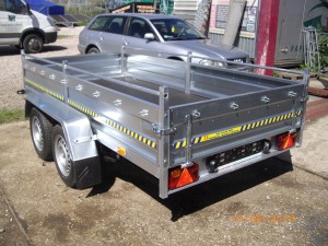 Wersja skrzyniowa dwuosiowa - przyczepa SUSKI z relingiem 3080x1520x1500